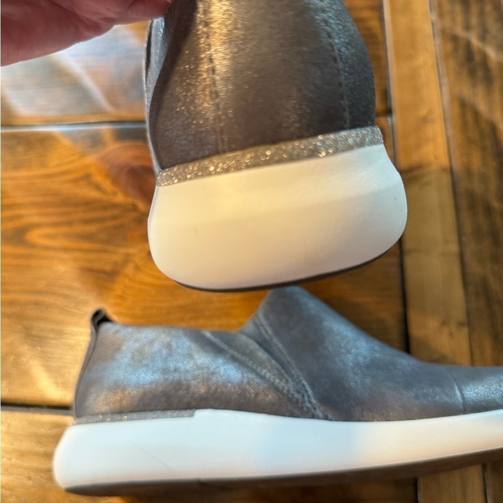 JOHNSTON & MURPHY Dakota Cap Toe Metallic Slip On Sneaker Pewter NWOT size 9 - Picture 11 of 12
